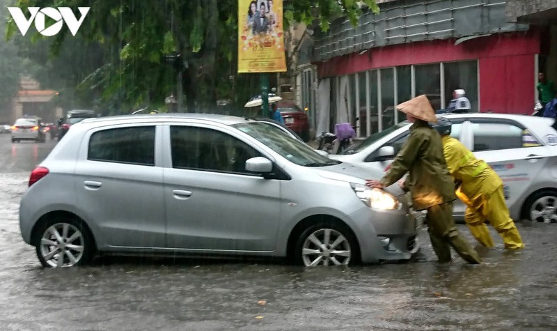 Nêu không may xe bị chết máy khi đi vào đường ngập thì không nên cố khởi động lại mà hãy gọi cứu hộ.