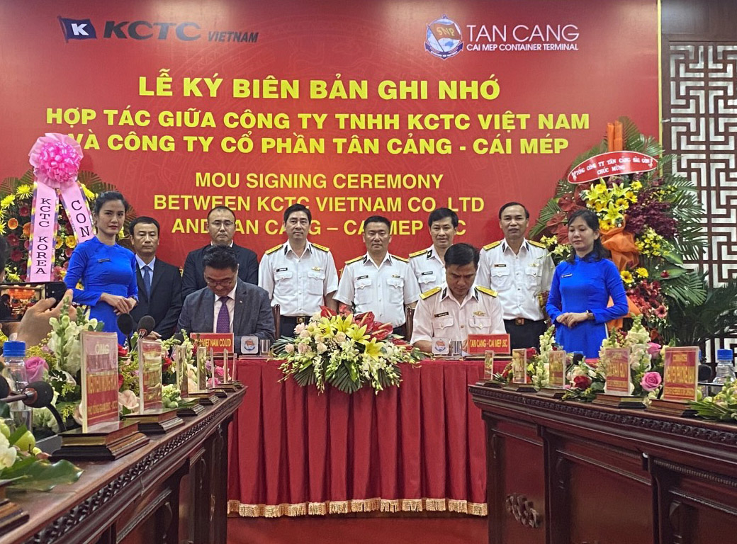  Doanh nghiệp Hàn Quốc hợp tác phát triển logistics đại diện 2 doanh nghiệp ký biên bản ghi nhớ hợp tác.