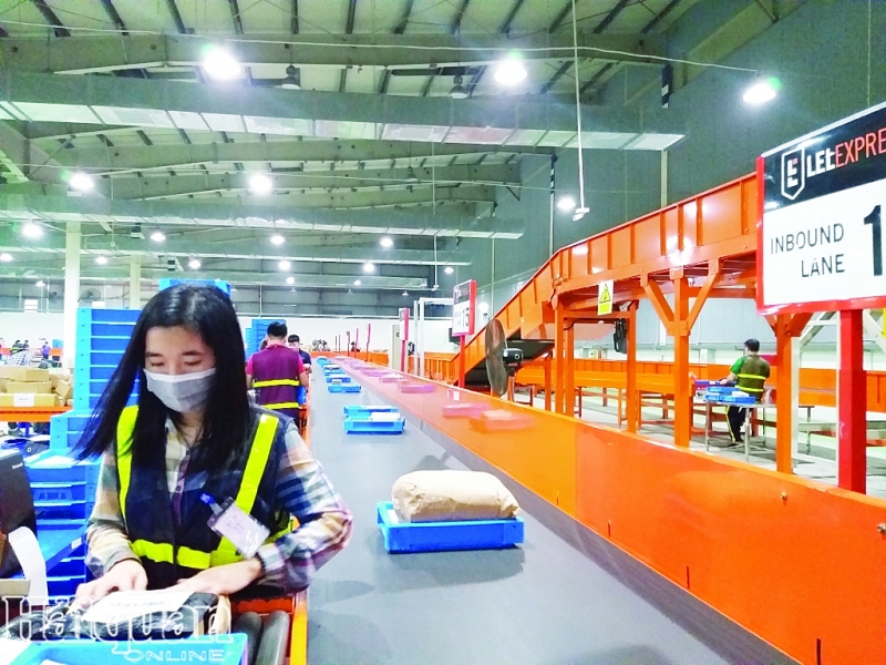 Trung tâm phân loại hàng hóa của Lazada nằm trong Trung tâm logistics Hateco với hoạt động khá quy mô, hiện đại. Ảnh: Nguyễn Thanh.