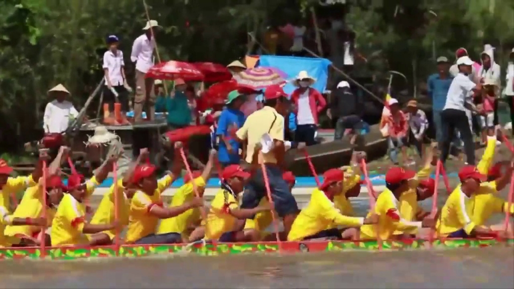 Hình ảnh đua ghe ngo của người khơmer ở Hậu Giang