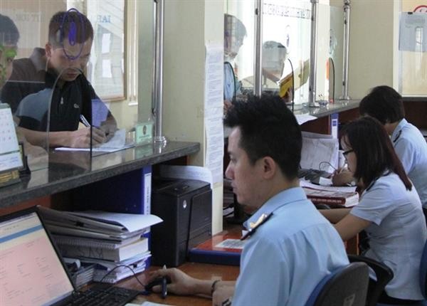 Hoạt động nghiệp vụ hải quan tại Chi cục Hải quan đang thu tiền các DN chậm nộp tiền thuế