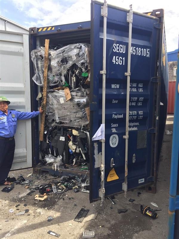 Container phế liệu nhựa không đạt tiêu chuẩn nhập khẩu được ngành Hải quan Hải Phòng khám xét mới đây.