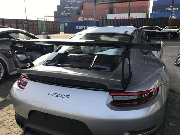 Chiếc siêu xe Porsche 911 GT2RS có giá hơn 20 tỷ đồng.