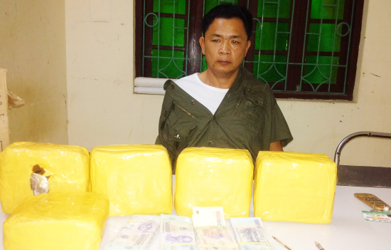 2 cá nhân được tặng Giấy khen về thành tích bắt 5 kg ma túy đá