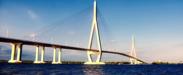 Cầu Cần Thơ nối đôi bờ Vĩnh Long - Cần Thơ, thuận tiên cho việc vận chuyển hàng hóa đi khắp nơi