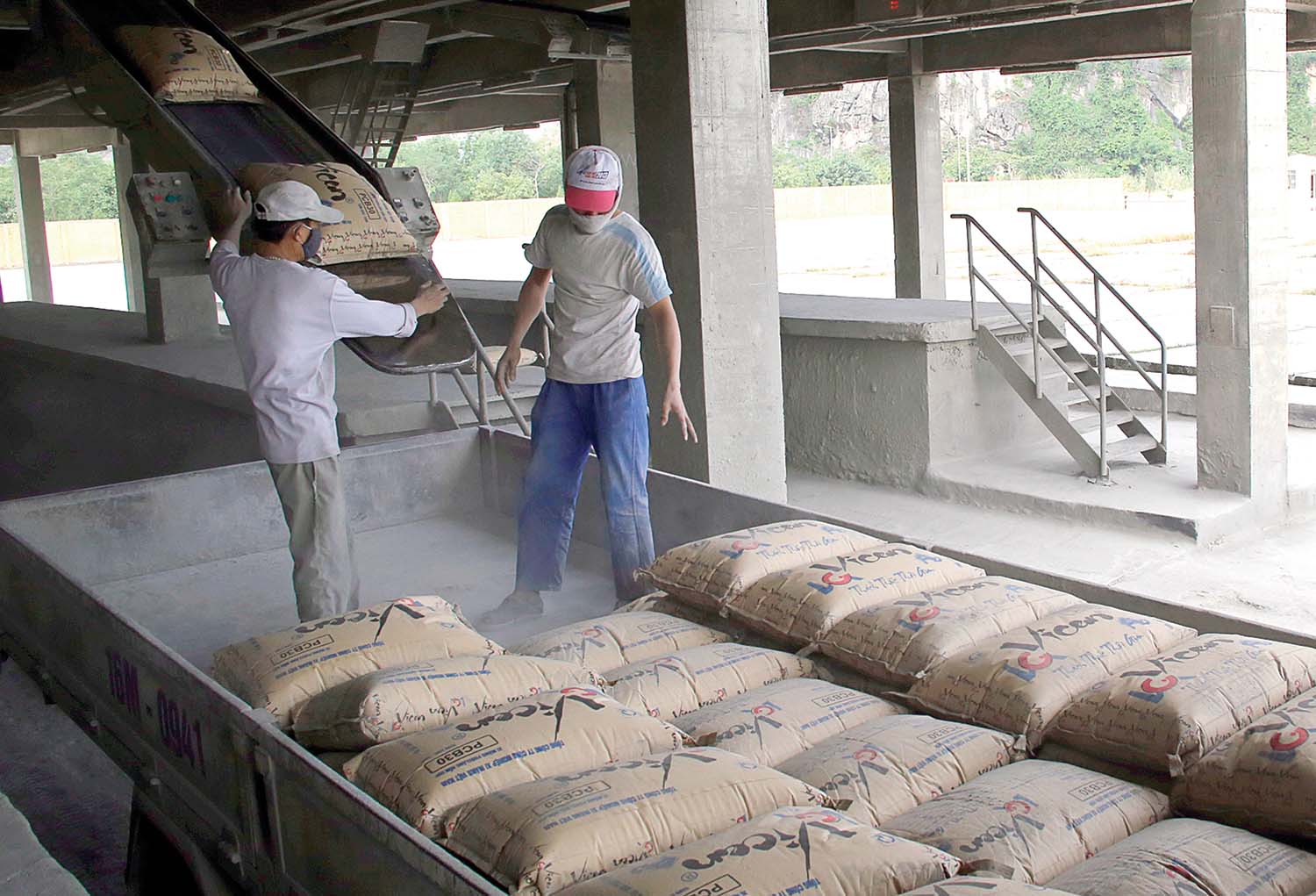 Xuất khẩu xi măng, clinker lập kỷ lục mới. Dịch bệnh bùng phát khiến việc tiêu thụ xi măng tại thị trường nội địa giảm