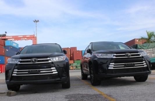 Ô tô nhập khẩu về khu vực cảng TP.HCM và cảng Hải Phòng