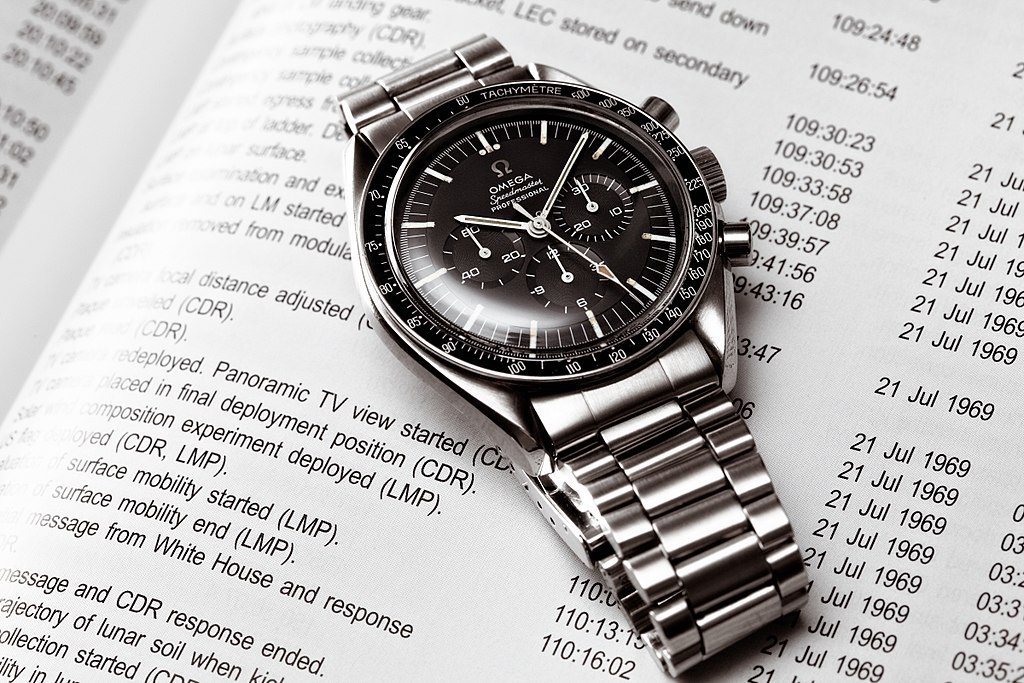 Omega Speedmaster được mang lên Mặt trăng trong sứ mệnh Apollo. Xét theo giá trị, Thụy Sĩ sản xuất một nửa lượng đồng hồ của thế giới